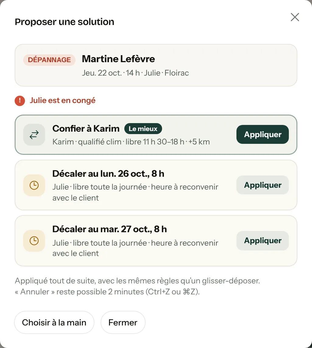 Fenêtre Proposer une solution : dépannage chez Martine Lefèvre, Julie est en congé, solutions Confier à Karim (le mieux) ou décaler au 26 ou 27 octobre