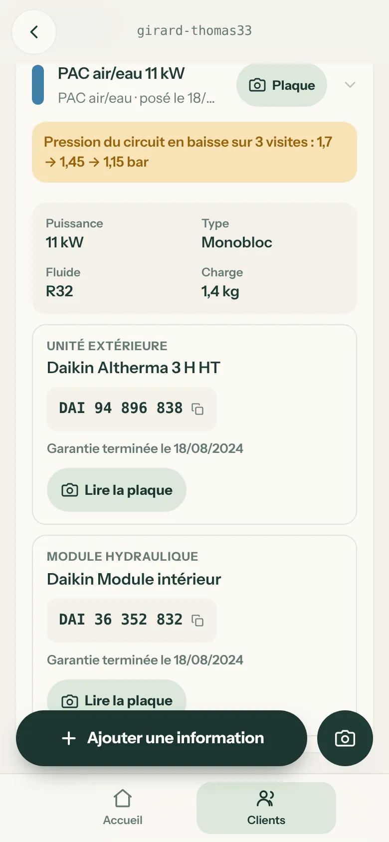 Équipement PAC air/eau 11 kW déplié : alerte de pression en baisse, caractéristiques, unité extérieure Daikin avec numéro de série, garantie terminée, bouton Lire la plaque